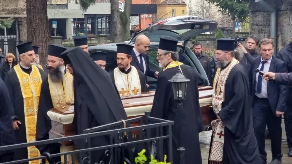 Започна поклонението пред тленните останки на патриарх Неофит | StandartNews.com