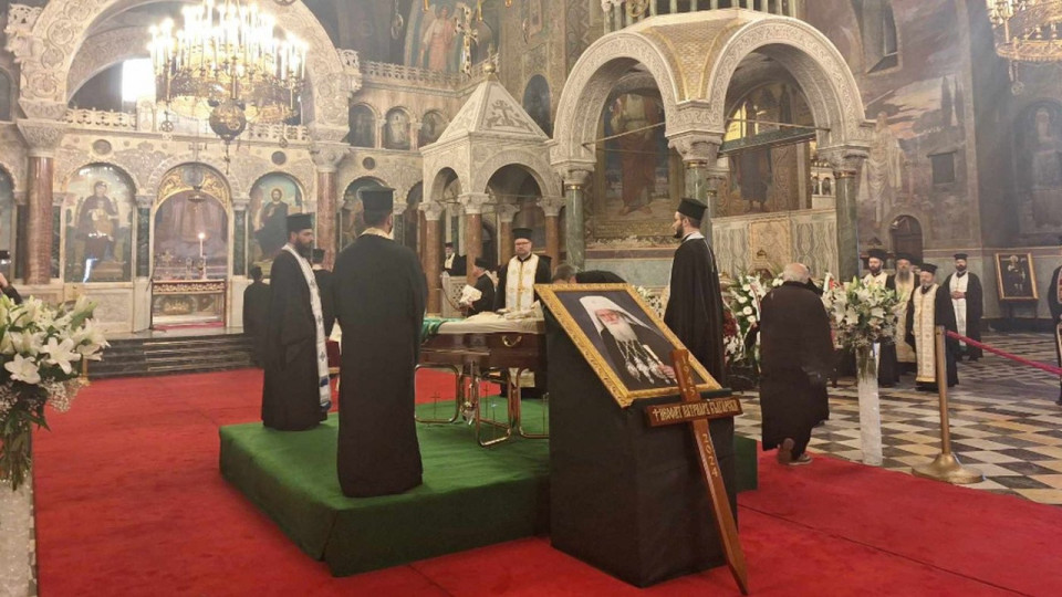 Последно сбогом! Хиляди се прощават с патриарх Неофит (СНИМКИ) | StandartNews.com