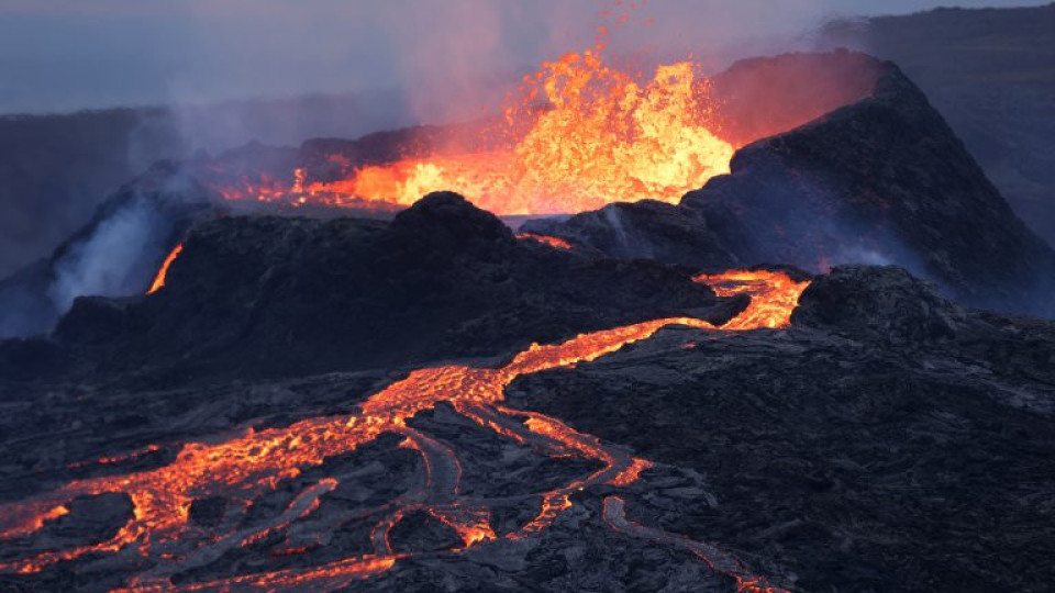 Фонтан от лава. Изригна вулкан (СНИМКИ) | StandartNews.com