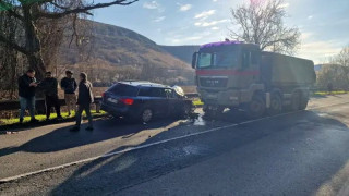 Жестока катастрофа на главен път вкара шофьор в болница