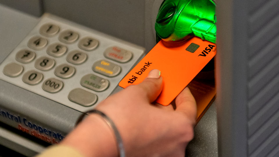 tbi bank добавя към карта neon опция за теглене на пари в брой | StandartNews.com