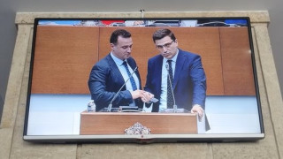 Чудо невиждано в парламента. Двама депутати смаяха всички