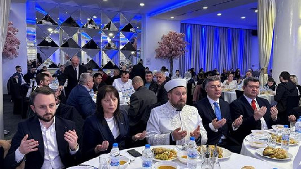 Пеевски даде ифтар за 450 души във Варна | StandartNews.com