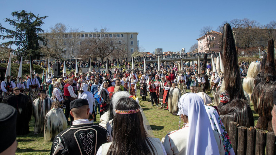 Близо 800 участници събра тазгодишното издание на Фестивала на маскарадните игри в Стара Загора | StandartNews.com