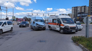 Ужас на пътя. Лекар в линейка ранен