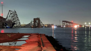Кораб срути оживен мост в САЩ, спасяват удавници (ВИДЕО)