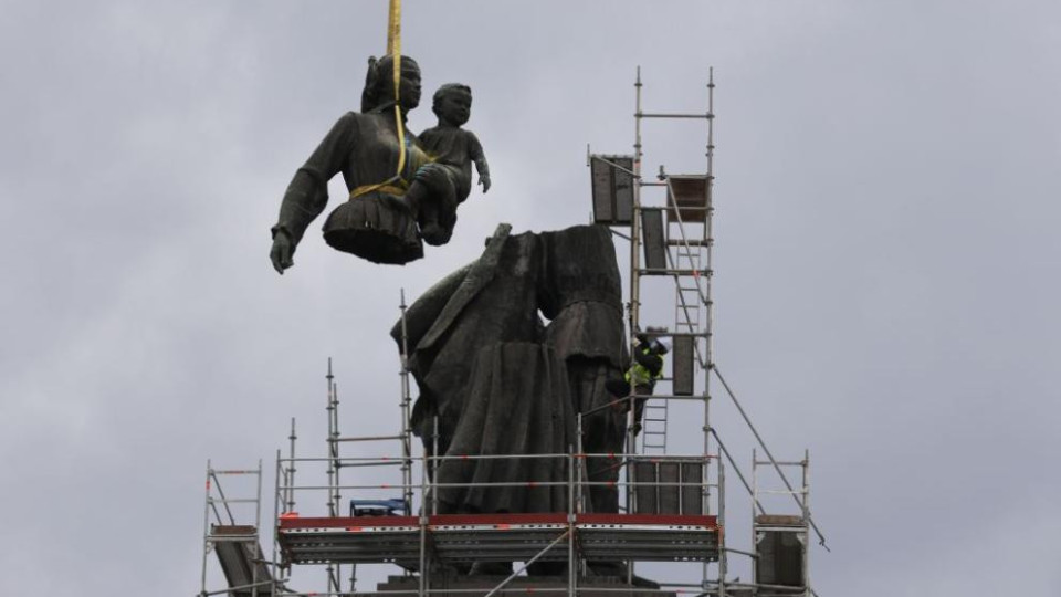 Окончателно! Махат паметника на съветската армия | StandartNews.com