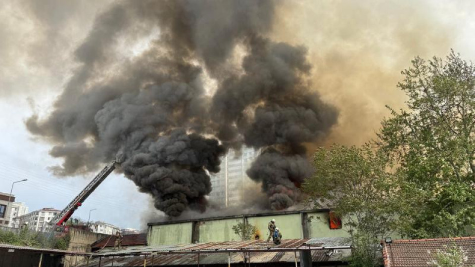 Пожарните летят. Пламна голяма фабрика в Турция | StandartNews.com