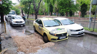 Потоп вкара Варна в беда! Автомобили закъсаха по улиците