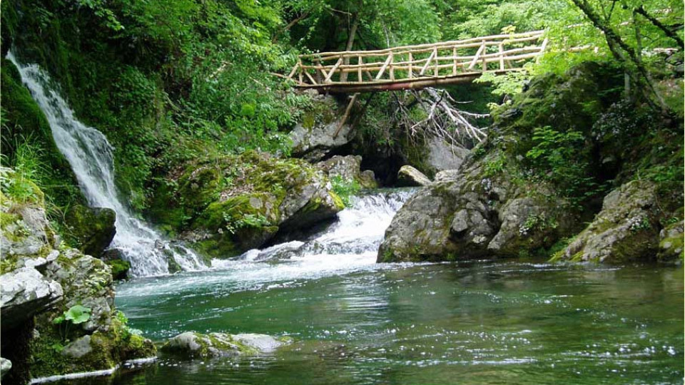 Перлата на Стара планина. Река дава старт на зашеметяващи водопади | StandartNews.com