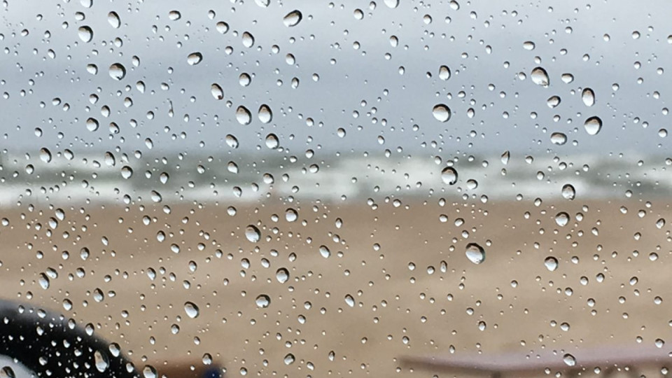 Грабвайте чадърите! Мощни валежи и студ в цялата страна | StandartNews.com