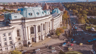 Софийският университет алармира! Най-символната му сграда се руши