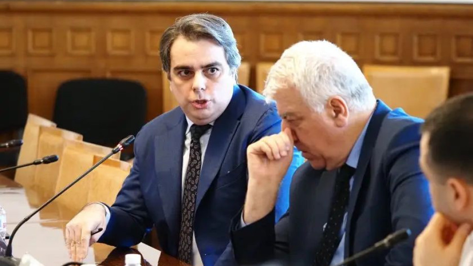 Асен Василев подскочи! Оправдава се в комисията за митниците | StandartNews.com