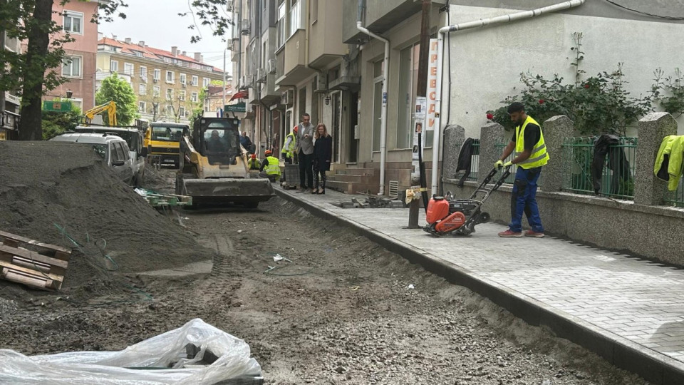 Общината продължава да ремонтира и павира улиците в историческия център на Бургас | StandartNews.com