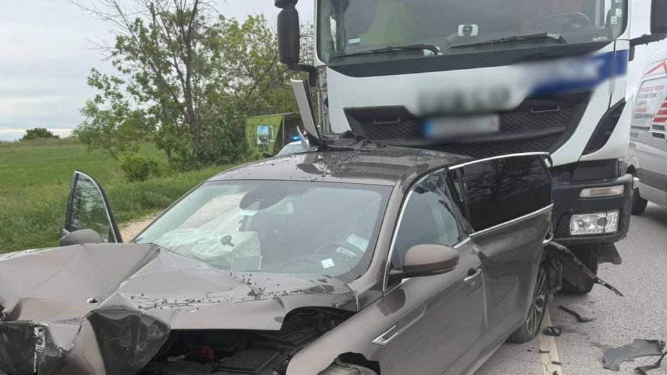 Ужас на пътя! Камион прегази колата на кмет (СНИМКИ) | StandartNews.com