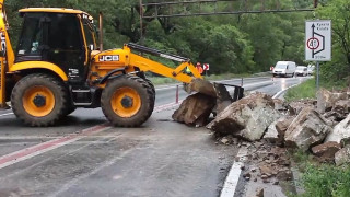 Скали паднаха и предизвикаха тапа на много важен път