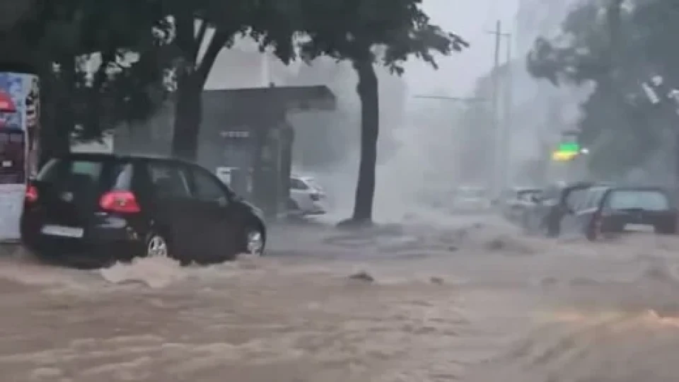 В Плевен е страшно! Библейски потоп (СТРАШНИ СНИМКИ) | StandartNews.com