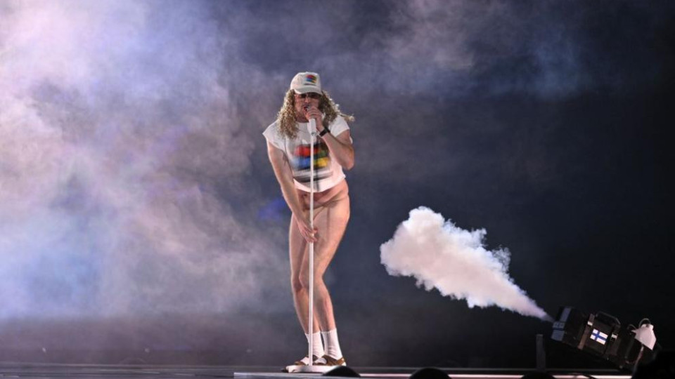 Скандал на Евровизия! Гол певец на сцената? | StandartNews.com