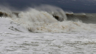 Опашката на бурята! Ужас по морето - триметрови вълни