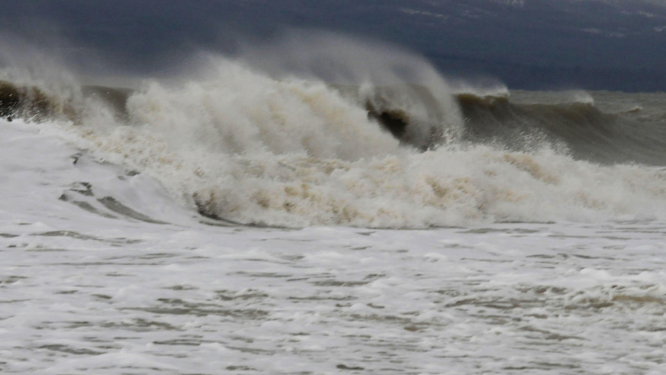 Опашката на бурята! Ужас по морето - триметрови вълни | StandartNews.com