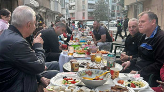 Съседи затвориха улица, за да опънат трапеза