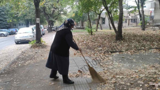 Не е за вярване! Банкови служители взимат колкото чистачки