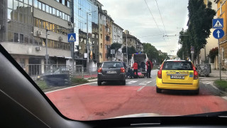 Мотоциклетист отнесе жена на пешеходна пътека в София