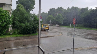 Стана страшно! Градушка като орех удари половин София
