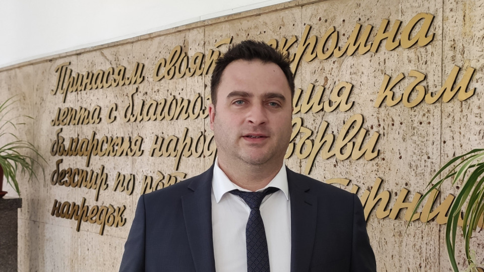 Доц. д-р Марин Маринов: Свищовската академия е напълно готова за дигиталната  ера във висшето образование | StandartNews.com