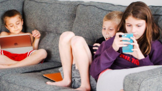 Депутати на Острова искат забрана за смартфоните за деца до 16 г.