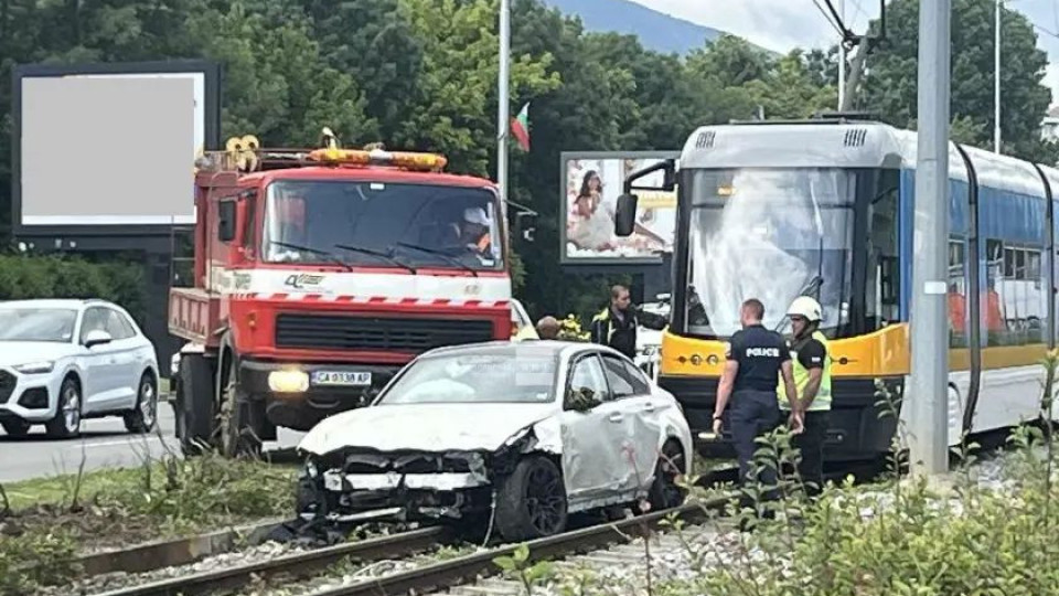 Автомобил яхна трамвайните релси на бул. България | StandartNews.com