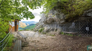 Седем езера се крият в пещера в Родопите