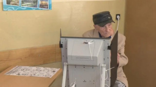 Без да му мигне окото: Дядо на 104 г. гласува с машина