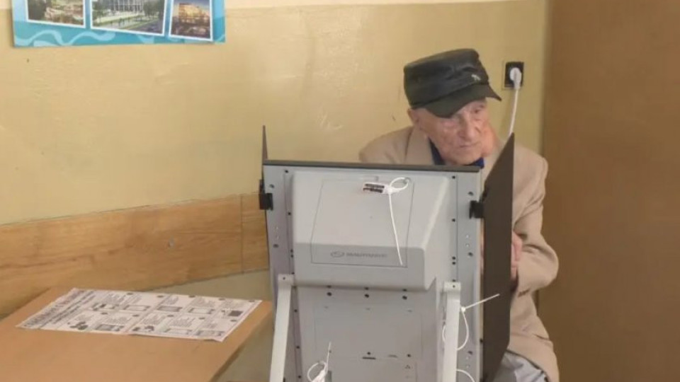 Без да му мигне окото: Дядо на 104 г. гласува с машина | StandartNews.com