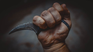 Смразяващо! Психясал мъж налетя с нож на дете в София