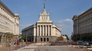 Нови екстри за депутатите! Радост в парламента