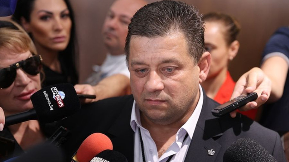 Екшън на старта на парламента! Изведоха Николай Марков от залата | StandartNews.com