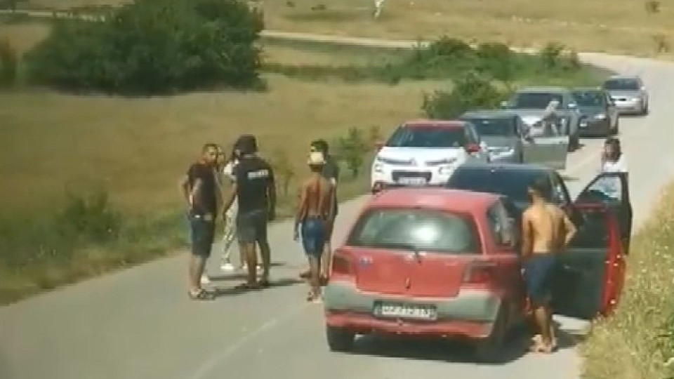 Роми пребиха шофьор на автобус! Лъснаха жестоки детайли от инцидента | StandartNews.com