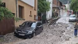 Буря помете вълшебен български град! Удари и втори /ОБНОВЕНА/
