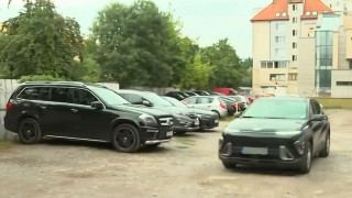 Столичен район на бунт! Двор на училище стана паркинг