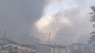 Докато половин България гори: В Столипиново палят гуми, вдигат накрак пожарникарите