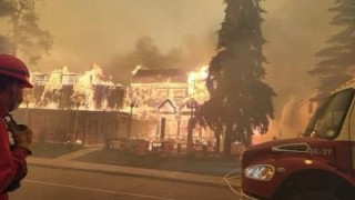 Огнено чудовище изпепели исторически град. Колосални щети (ВИДЕО)