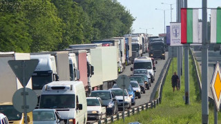 Тапа блокира важна българска граница! Камиони се редят на опашка в жегата