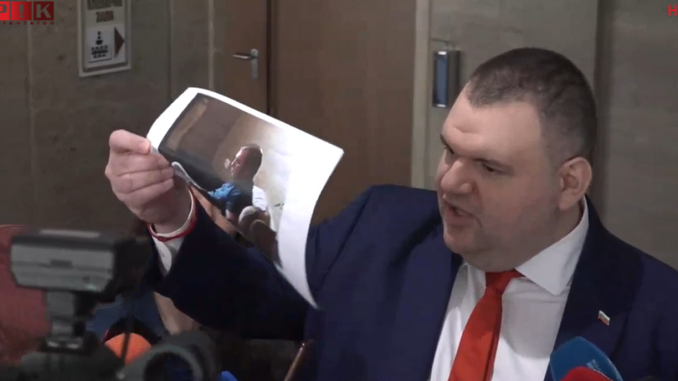 Пеевски показа новия касиер на Радев, който оказва натиск на кандидат-премиера | StandartNews.com