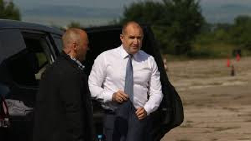 Без срам! Свитата на Радев се прережда на границата | StandartNews.com