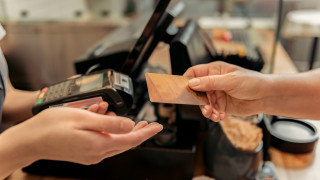 Какви такси ни удържат при теглене и плащане с карта в ЕС