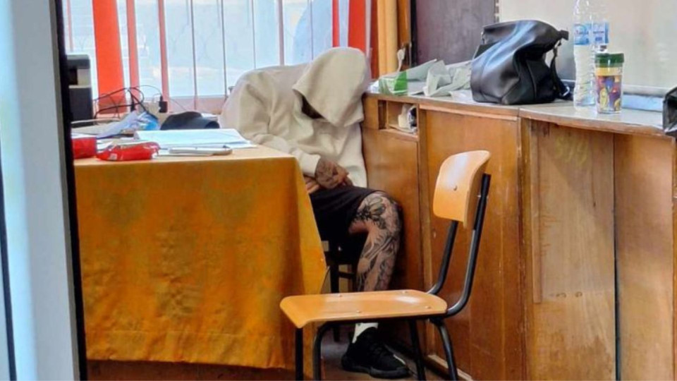 Пълна скука! Зам.-председател на избирателна комисия заспа | StandartNews.com