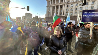 Младите от ДПС-Ново начало напълниха площада пред парламента: Моят глас е истински /СНИМКИ, НА ЖИВО/