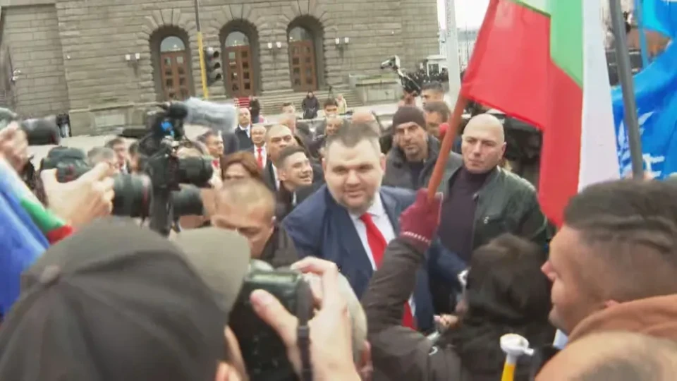 Делян Пеевски излезе при хората | StandartNews.com