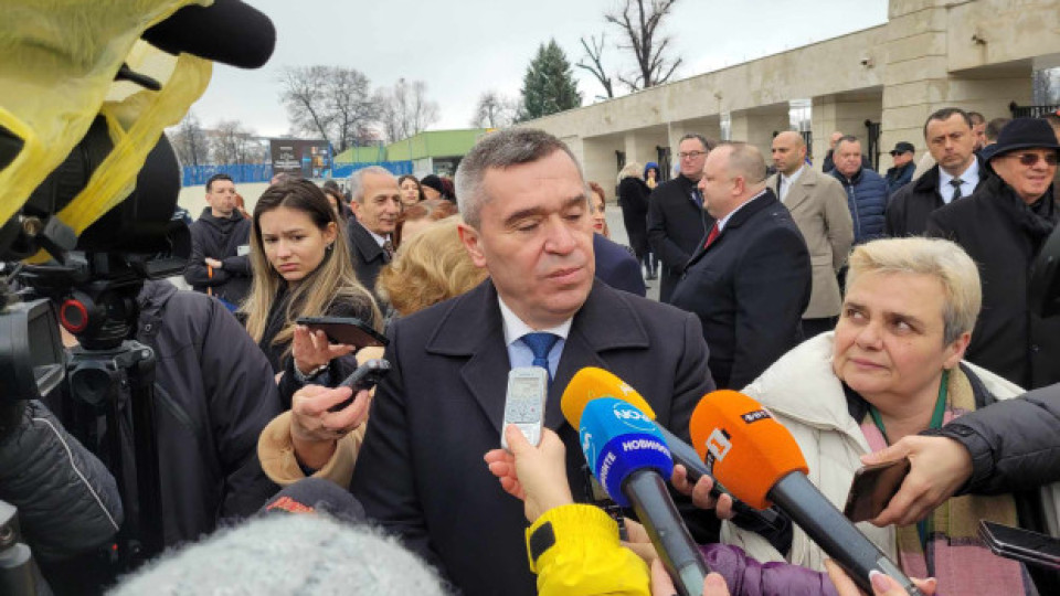 Министър се запъна! Не влиза в магазин | StandartNews.com